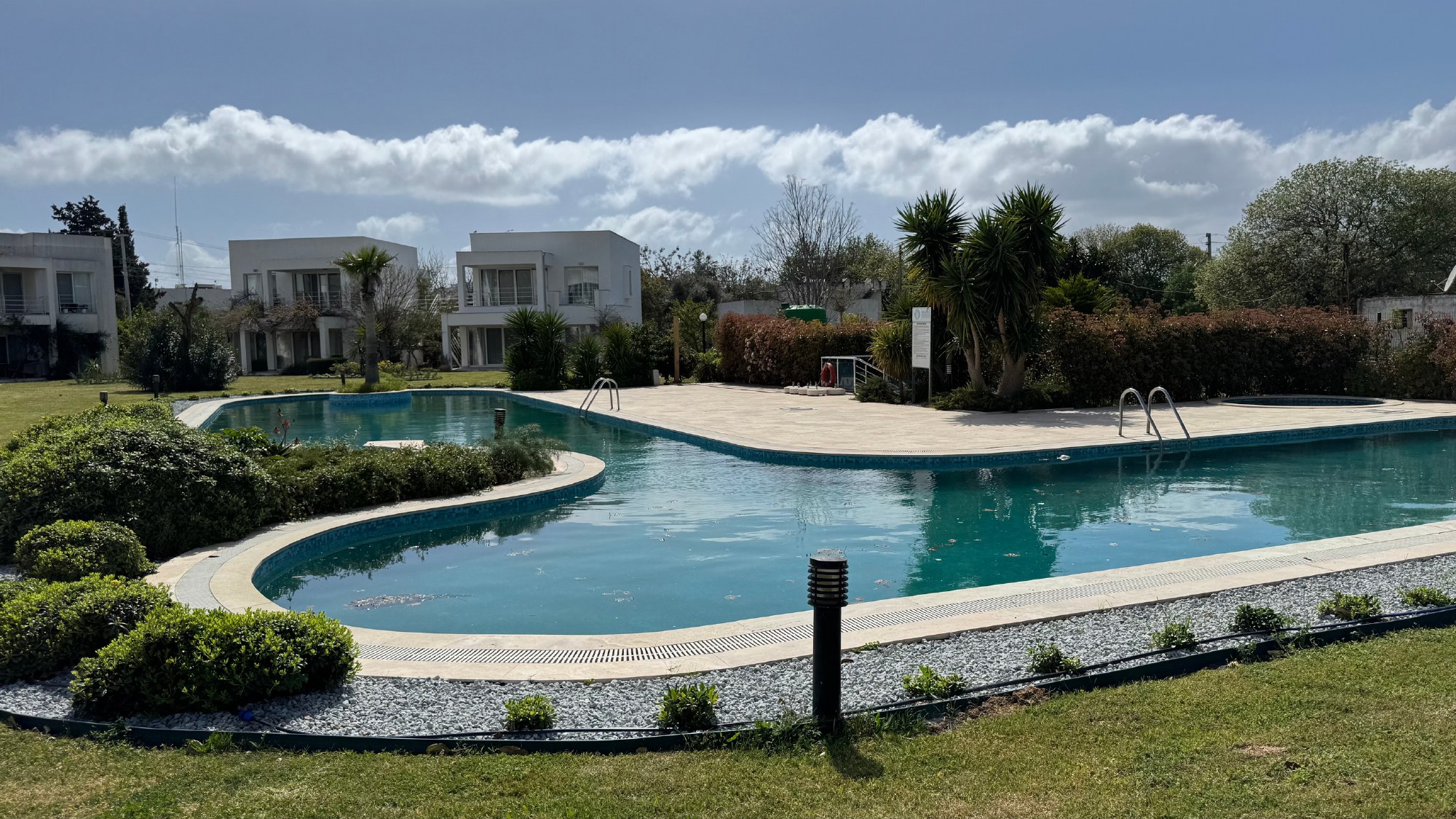 Bodrum Gümüşlük Evleri havuz ve villa görünümü